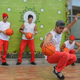 Танцы с баскетбольными мячами